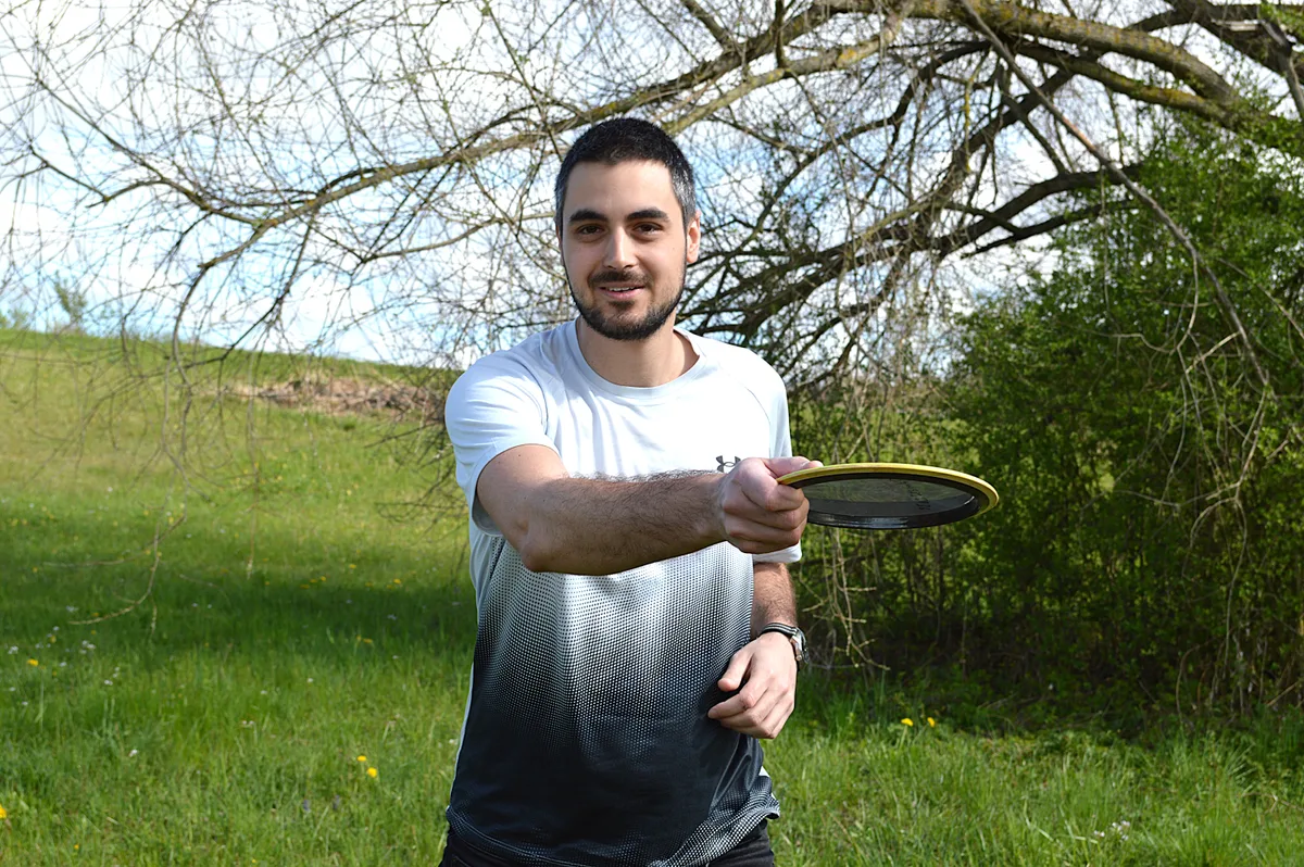 Ein Spieler wirft einen gelben Disc.